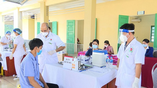 Triển khai tiêm vắc xin cho người dân trên địa bàn thị trấn Thanh Ba