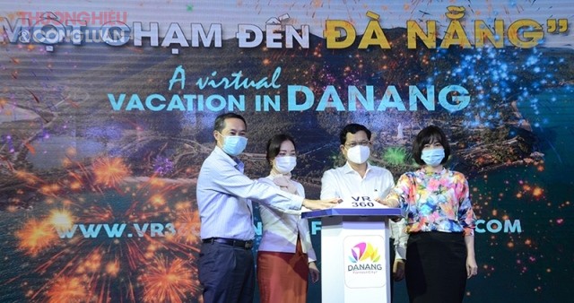 Phó Chủ tịch UBND Thành phố Đà Nẵng Trần Phước Sơn (thứ hai, phải sang) cùng đại diện ngành du lịch ra mắt ứng dụng VR360 