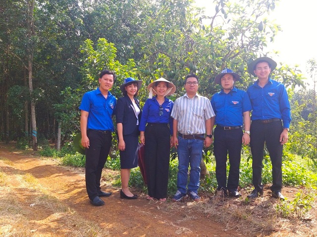 Anh Đặng Dương Minh Hoàng - Chủ Nông trại bơ Thiên Nông (thứ 3, phải sang) cùng các thành viên trong đoàn công tác của Trung ương Đoàn TNCS Hồ Chí Minh tại Nông trại Thiên Nông