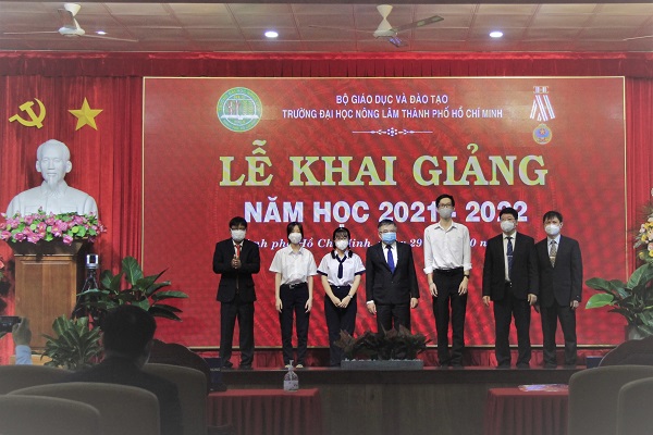 Trao 4 máy tính và tặng 1, 786 tỷ đồng học bổng cho sinh viên Đại học Nông Lâm