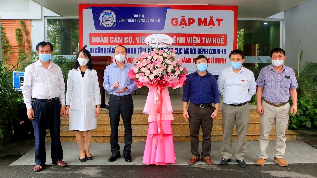 Phó chủ tịch UBND tỉnh TT- Huế Phan Quý Phương (thứ 3 từ trái sang) tặng hoa, tiễn đoàn vào TP Hồ Chí Minh