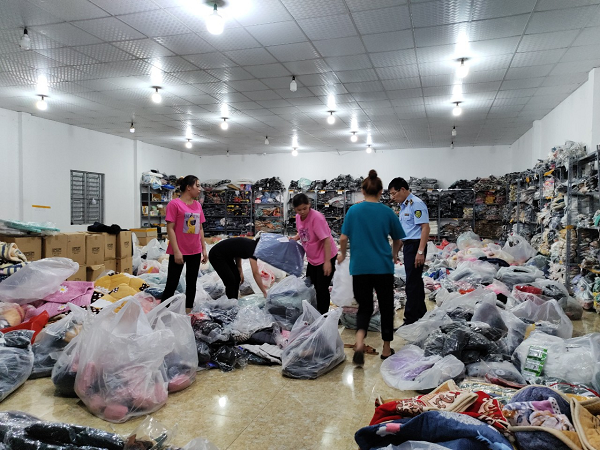 Tuyên Quang: Phát hiện có gần 1.000 sản phẩm quần áo, phụ kiện thời trang nhập lậu