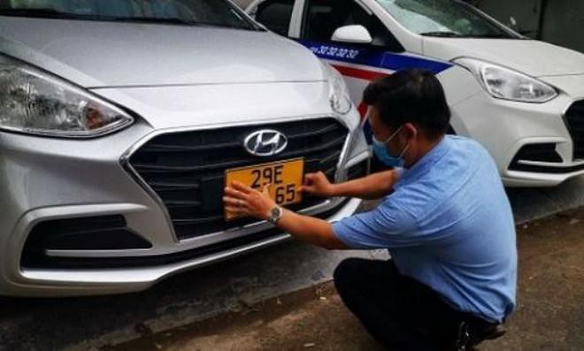 Xử phạt 8 triệu đồng đối với xe kinh doanh không đổi biển số vàng