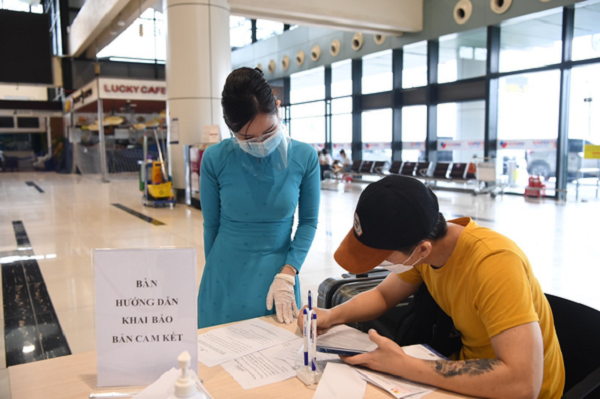 Từ ngày 29/10, hành khách đi máy bay chỉ cần khai báo y tế điện tử
