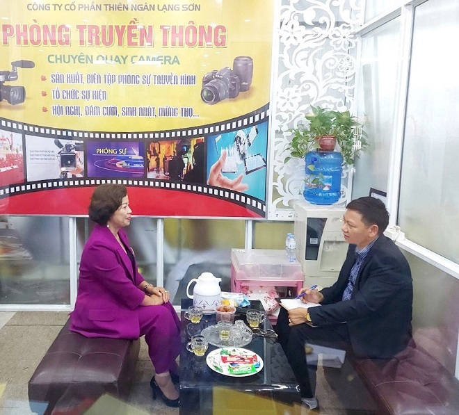 Nữ doanh nhân Nguyễn thị Thúy trò chuyện cùng tác giả