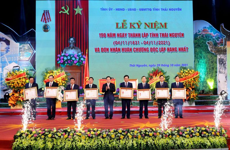 Phó Thủ tướng Thường trực Chính phủ Phạm Bình Minh trao tặng Huân chương và danh hiệu Chiến sĩ thi đua toàn quốc cho các cá nhân có thành tích xuất sắc đóng góp vào sự phát triển của tỉnh Thái Nguyên.