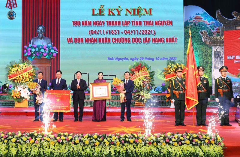 Thừa ủy quyền của Chủ tịch nước, Phó Thủ tướng Thường trực Chính phủ Phạm Bình Minh trao tặng Huân chương Độc lập hạng Nhất và Cờ thi đua của Chính phủ cho Đảng bộ, chính quyền và Nhân dân tỉnh Thái Nguyên.