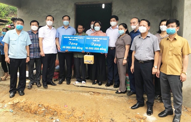 “ Đoàn công tác Trường Sa số 12 tỉnh Lạng Sơn “ 10:52 tặng cho hộ nghèo tại huyện Tràng Định