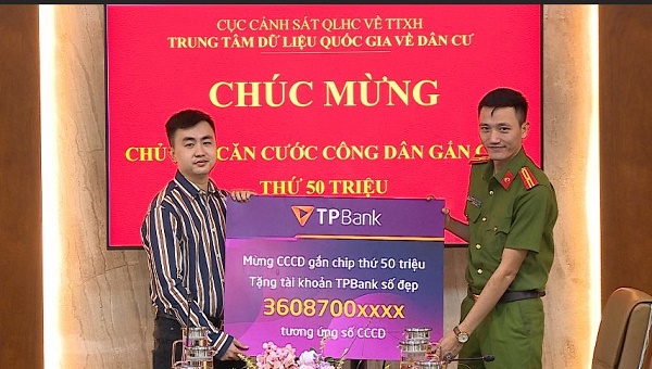Thay mặt TPBank, đại diện Cục Cảnh sát Quản lý hành chính về trật tự xã hội tặng số tài khoản giống số thẻ Căn cước công dân để chúc mừng anh Trần Quang Huy