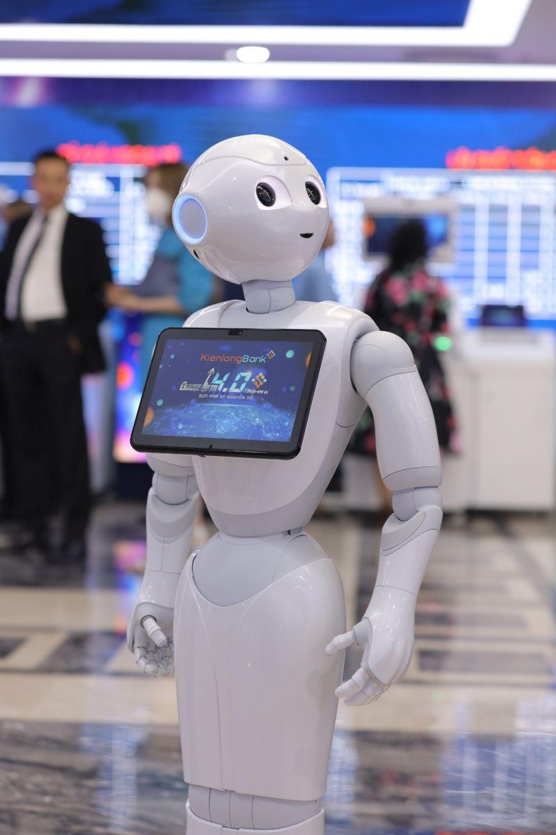 Robot Pepper thông minh đón tiếp, nhận diện, trò chuyện, tư vấn và hỗ trợ khách mời.