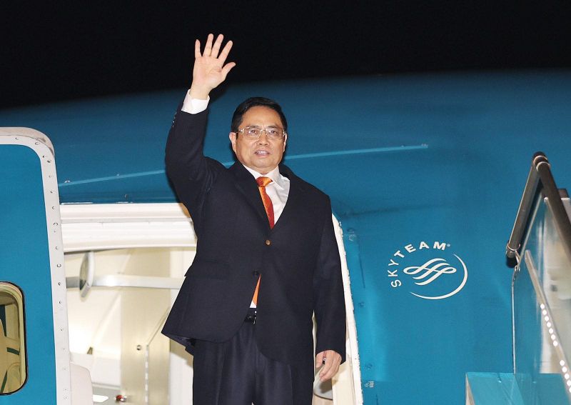 Thủ tướng Chính phủ Phạm Minh Chính dẫn đầu Đoàn đại biểu cấp cao Việt Nam rời Hà Nội, lên đường tham dự Hội nghị lần thứ 26 các bên tham gia Công ước khung của Liên Hợp Quốc về biến đổi khí hậu (COP26)