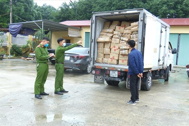 Ninh Bình: Bắt giữ xe tải vận chuyển gần 3 tấn thực phẩm đã quá hạn sử dụng
