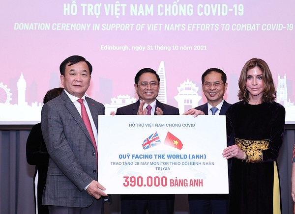Thủ tướng chứng kiến Quỹ Facing The World (Vương quốc Anh) ủng hộ Việt Nam chống dịch