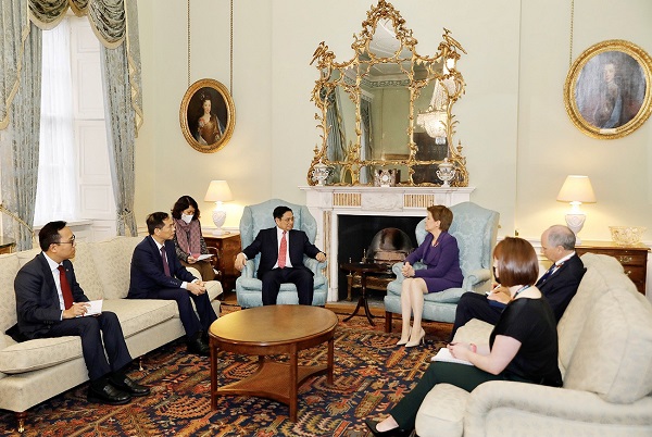 Ngay sau khi đến Vương quốc Anh, Thủ tướng Phạm Minh Chính gặp Thủ hiến Scotland Nicola Sturgeon. Tại cuộc gặp, Thủ tướng Phạm Minh Chính nêu định hướng hợp tác trong hàng loạt lĩnh vực nhiều tiềm năng giữa Việt Nam-Scotland.