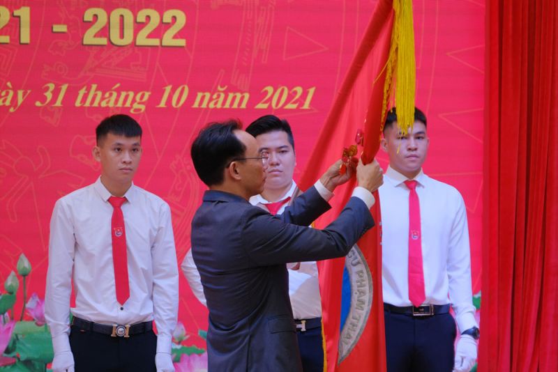 Thứ trưởng Bộ Giáo dục và Đào tạo Hoàng Minh Sơn gắn Huân chương Lao động hạng Nhất lên lá Cờ truyền thống của Nhà trường.