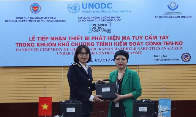 Thay mặt Tổng cục Hải quan, bà Nguyễn Thị Việt Nga, Phó Vụ trưởng Vụ Hợp tác quốc tế đã tiếp nhận và ký Biên bản tiếp nhận 3 thiết bị và 300 bộ thử hóa chất với UNODC.