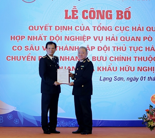 Thừa uỷ quyền, lãnh đạo Cục Hải quan Lạng Sơn trao quyết định thành lập Đội Thủ tục hàng hoá chuyển phát nhanh - bưu chính