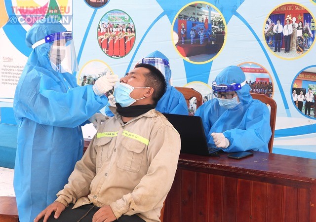 Ngành Y tế quận Liên Chiểu lấy mấu xét nghiệm tại phường Hòa Hiệp Nam