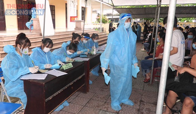 Ngành y tế huyện Hòa Vang sà soát lại danh sách để gọi tiêm
