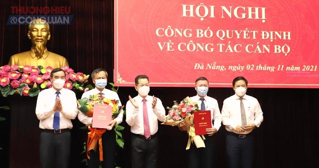 Ông Đoàn Ngọc Hùng Anh (thứ 2 từ trái sang) và ông Lê Văn Trung nhận quyết định điều động, bổ nhiệm giữ chức vụ mới
