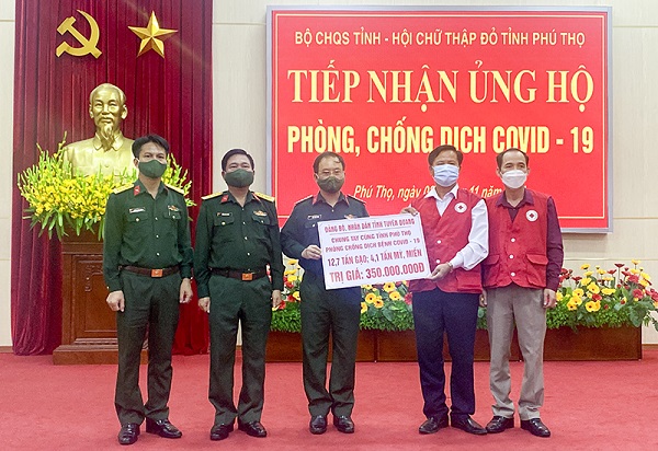 Phú Thọ: Tiếp nhận nhu yếu phẩm trị giá 350 triệu đồng