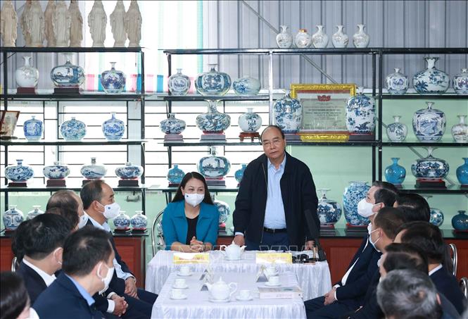 Chủ tịch nước Nguyễn Xuân Phúc thăm mô hình Hợp tác xã Bồ Bát, xã Yên Thành, huyện Yên Mô. Ảnh: Thống Nhất/TTXVN