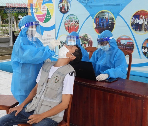 Ngành Y tế Thành phố Đà Nẵng lấy mẫu xét nghiệm cho người dân