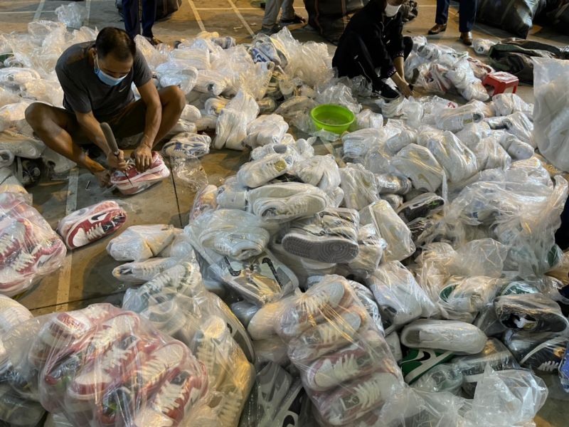 Bắc Ninh: Tiêu hủy trên 3.000 sản phẩm hàng giả cùng nửa tấn thực phẩm nhập lậu