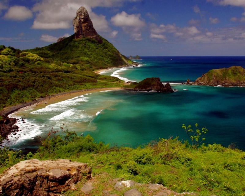 Fernando de Noronha (Brazil) là quần đảo nổi tiếng với những bãi biển cát trắng hoang sơ