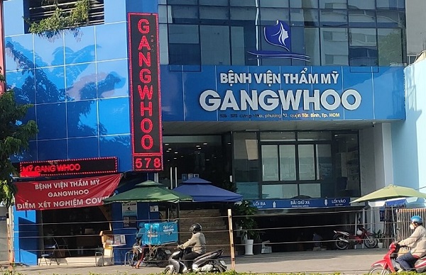 Theo ghi nhận, chiều ngày 03/11/2021 Bệnh viện Thẩm mỹ Gangwhoo vẫn mở cửa đón khách. (Ảnh: NGUYỄN TÙNG)
