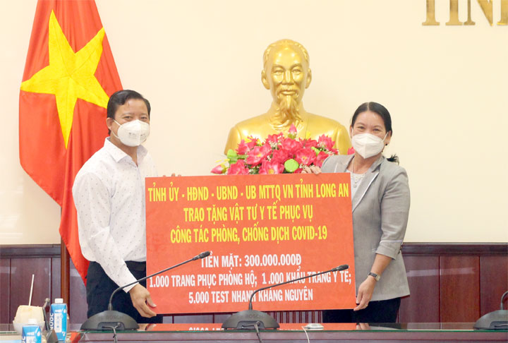 Phó Chủ tịch UBND tỉnh Nguyễn Thị Bé Mười tiếp nhận hỗ trợ từ Phó Chủ tịch UBND tỉnh Long An Phạm Tấn Hòa