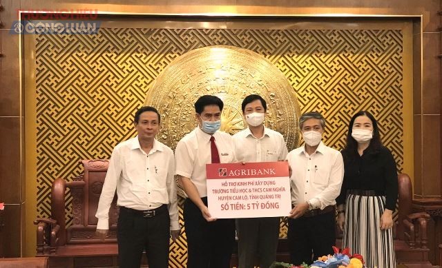 Phó Chủ tịch UBND tỉnh Quảng Trị Hoàng Nam tiếp nhận hỗ trợ