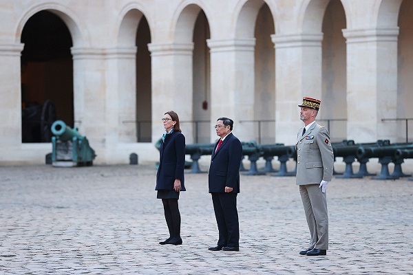 Bộ trưởng Bộ Chuyển đổi và Hành chính Công Pháp Amelie de Montchallin (ngoài cùng bên trái) chủ trì Lễ đón chính thức Thủ tướng Phạm Minh Chính