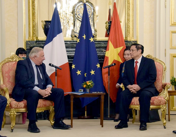 Trong khuôn khổ chuyến thăm chính thức Cộng hòa Pháp, ngay sau lễ đón chính thức, Thủ tướng Chính phủ Phạm Minh Chính đã hội kiến với Chủ tịch Thượng viện Pháp Gérard Larcher.