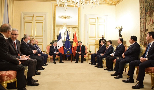 Chủ tịch Thượng viện Pháp Gérard Larcher khẳng định Pháp hết sức coi trọng vị trí, vai trò của Việt Nam và mong muốn quan hệ hữu nghị truyền thống, đối tác chiến lược giữa hai nước sẽ tiếp tục đi vào chiều sâu, thực chất trên mọi lĩnh vực