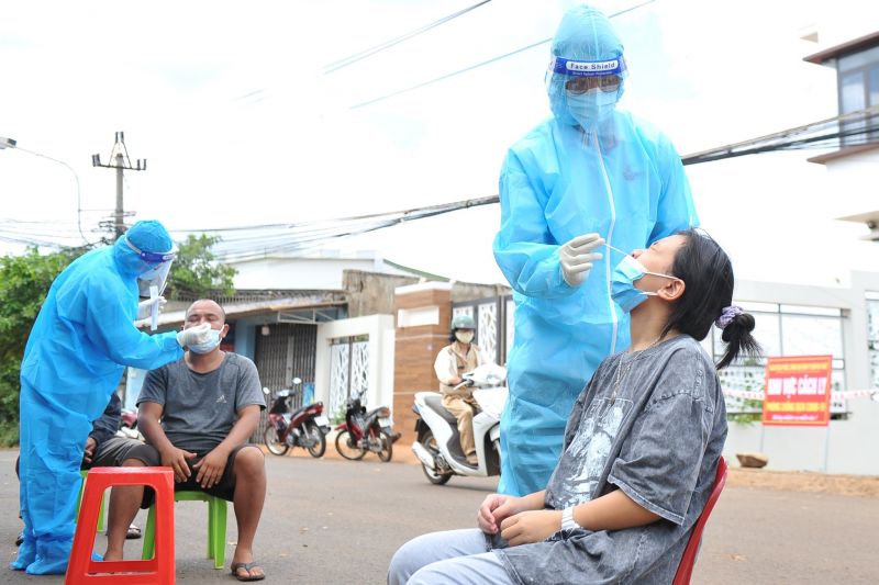 Nhân viên y tế lấy mẫu xét nghiệm cho người dân xã Cư Êbur (TP. Buôn Ma Thuột)