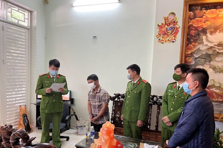Bắt giữ đối tượng Nguyễn Đình Tuấn đang bán ma túy tại nhà riêng.