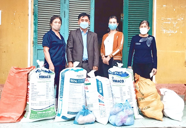 Ủy ban MTTQ thị trấn Na Hang tiếp nhận lương thực, thực phẩm của nhân dân thị trấn ủng hộ 2 tỉnh Hà Giang, Phú Thọ chống dịch