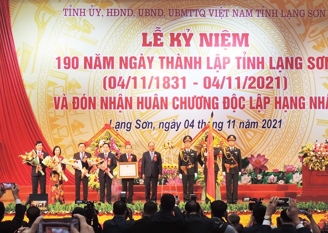thay mặt lãnh đạo Đảng, Nhà nước, Chủ tịch nước Nguyễn Xuân Phúc đã trao Huân chương Độc lập hạng Nhất cho tỉnh Lạng Sơn