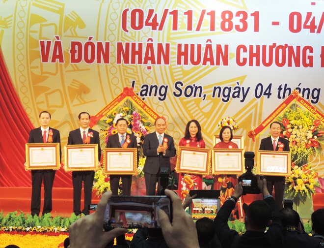 Chủ tịch nước Nguyễn Xuân Phúc cũng đã trao Huân chương Lao động hạng Nhì, hạng Ba cho 6 cá nhân có thành tích xuất sắc trong công tác thời gian qua.