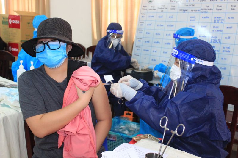 Tiêm vaccine phòng Covid-19 mũi 2 cho người dân tại Bệnh viện Đa khoa khu vực Long Thành