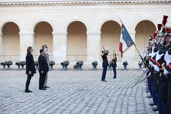 Chiều 3/11, Lễ đón chính thức Thủ tướng Phạm Minh Chính và Đoàn đại biểu cấp Việt Nam được tổ chức tại Điện Invalides ở Thủ đô Paris