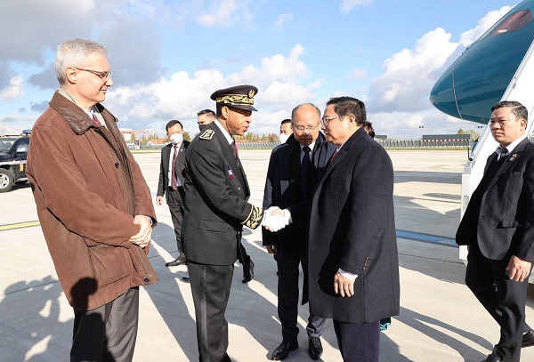 Đón Thủ tướng tại sân bay Orly, có đại diện: Đại sứ quán Việt Nam tại Pháp; đại diện Nhà nước Pháp, Đại sứ Pháp tại Việt Nam Nicolas Warnery, đại diện Bộ Ngoại giao Pháp.