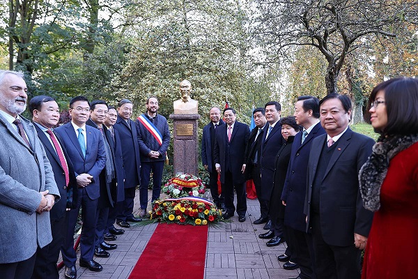 Ngay sau khi đến nước Pháp, Đoàn đại biểu cấp cao Việt Nam do Thủ tướng Chính phủ Phạm Minh Chính dẫn đầu đã đến thăm và dâng hoa trước tượng đài Bác Hồ tại Công viên Montreau