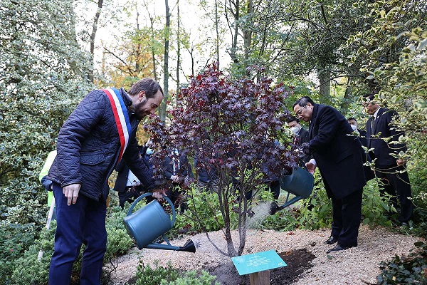 Thủ tướng Chính phủ Phạm Minh Chính và Thị trưởng Montreuil Patrice Bessac trồng cây lưu niệm trong khuôn viên đặt tượng đài Bác Hồ tại Công viên Montreau