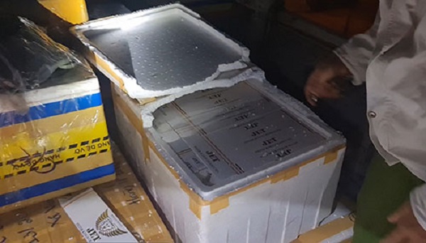 Lực lượng chức năng tỉnh Bình Thuận phát hiện trên xe có 1.370 bao thuốc lá nhãn hiệu JET được cất giấu trong thùng xốp