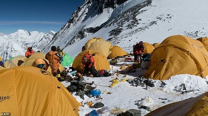 Rác thải trên đỉnh núi Everest