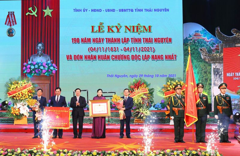 Thừa ủy quyền của Chủ tịch nước, Phó Thủ tướng Thường trực Chính phủ Phạm Bình Minh trao tặng Huân chương Độc lập hạng Nhất và Cờ thi đua của Chính phủ cho Đảng bộ, chính quyền và Nhân dân tỉnh Thái Nguyên, tại Lễ Kỷ niệm 190 năm Ngày thành lập tỉnh.