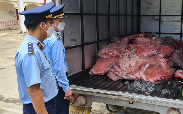 Nghệ An: Phát hiện 650 kg thịt sườn lợn đã bốc mùi hôi thối trên đường đi tiêu thụ