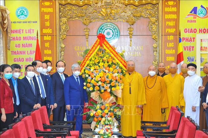 Chủ tịch Ủy ban Trung ương MTTQ Việt Nam Đỗ Văn Chiến chúc mừng Giáo hội Phật giáo Việt Nam. Ảnh: Minh Đức/TTXVN